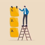 Homem em escada apontando para lista numerada de precatórios.