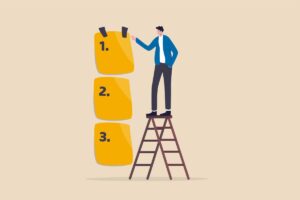 Homem em escada apontando para lista numerada de precatórios.