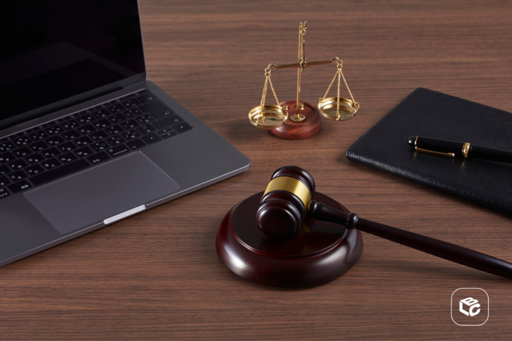 Martelo de juiz, balança da justiça e laptop em mesa de madeira, relacionado a como receber precatório 2026.