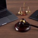 Martelo de juiz, balança da justiça e laptop em mesa de madeira, relacionado a como receber precatório 2026.